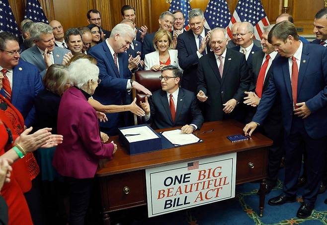 지난 7월3일 미국 워싱턴 미 국회의사당에서 공화당 하원의원들이 ‘하나의 크고 아름다운 법안’ 통과를 축하하고 있다. AFP연합뉴스