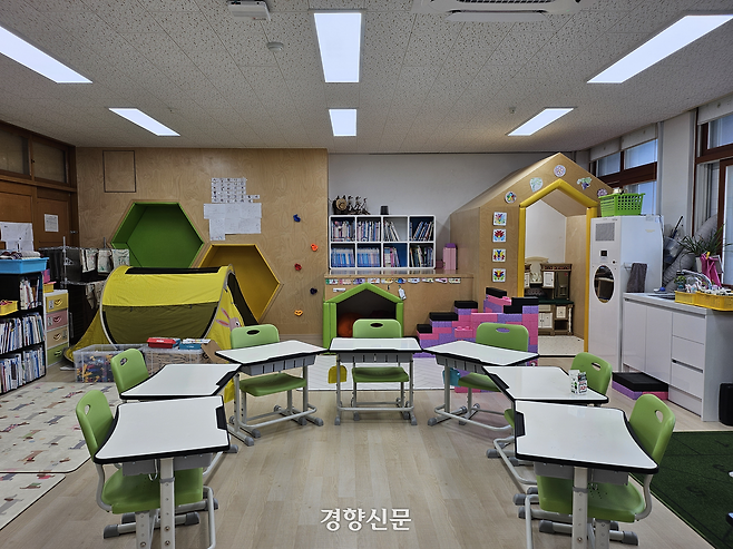 경기 안성시 죽화초등학교는 2학년과 3학년을 복식학급으로 운영한다. 2학년-3학년이 한 반으로 쓰는 교실. 김원진 기자