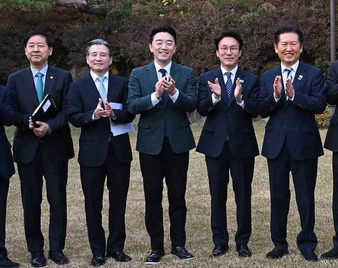9일 서울 종로구 총리공관에서 열린 고위 당정협의회 회의에 앞서 참석자들이 박수를 치며 기념촬영을 하고 있다. 왼쪽부터 구윤철 경제부총리 겸 기획재정부 장관, 김용범 대통령실 정책실장, 강훈식 대통령실 비서실장, 김민석 국무총리, 정청래 더불어민주당 대표. 한주형 기자