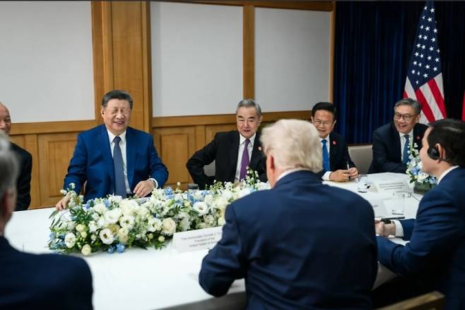 지난 10월30일 부산 김해국제공항 김해공군기지 접견장인 나래마루에서 미중 정상회담이 진행되던 중 시진핑 중국 국가주석이 도널드 트럼프 대통령이 보여준 쪽지를 본 뒤 크게 웃고 있다. 쪽지 내용은 공개되지 않았다. /사진=백악관 웹사이트