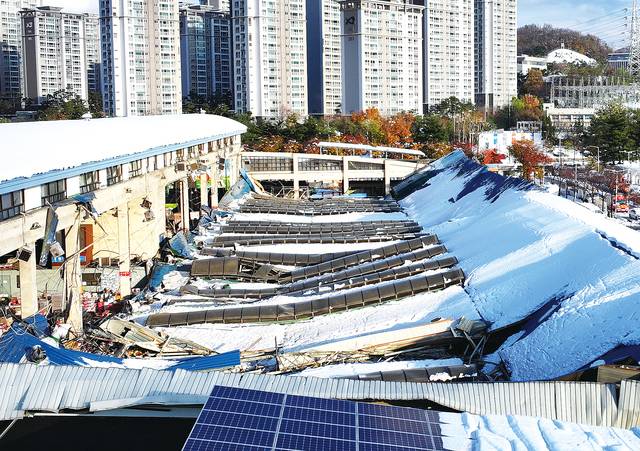 지난해 11월28일 폭설로 경기 안양농수산물도매시장 청과동 남측 지붕이 무너졌다.