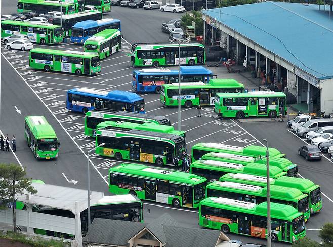 서울 시내버스 노사가 오는 13일 추가 교섭을 열기로 하고, 교섭일 전까지는 쟁의행위를 하지 않기로 합의했다. 사진은 서울 시내 공영버스 차고지에 세워진 버스들 ⓒ연합뉴스