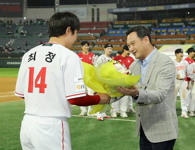 ▲ 청라돔 시대에 핵심적인 인사 중 하나로 평가받고 있는 김재섭 대표이사(오른쪽) ⓒSSG랜더스