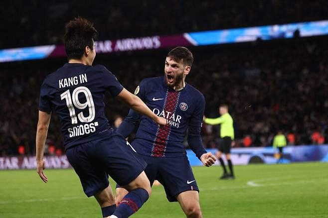 ▲ 파리 생제르맹에서 이강인의 입지는 더 이상 로테이션 자원 수준으로 설명되지 않는다. 통산 100경기 출전 고지를 앞둔 지금 이강인은 사실상 엔리케 감독 체제에서 가장 안정된 퍼포먼스를 제공하는 선수 중 한 명으로 자리 잡았다. ⓒ연합뉴스/AP