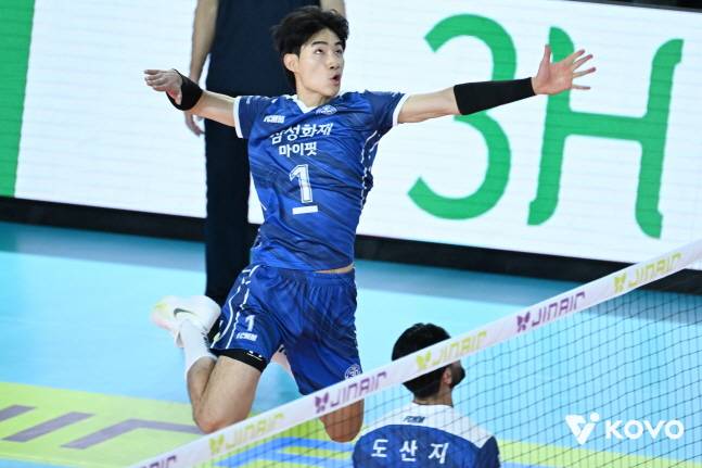 삼성화재 캡틴 김우진이 8일 KB손해보험전에서 스파이크를 때리고 있다. /사진=KOVO 제공