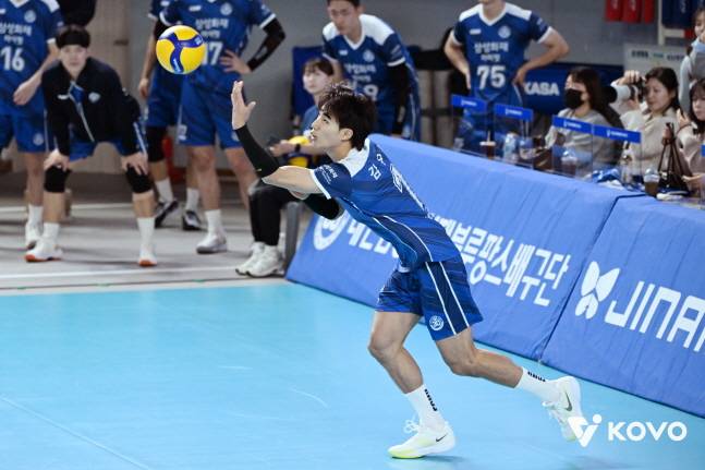 김우진이 서브를 시도하고 있다. /사진=KOVO 제공