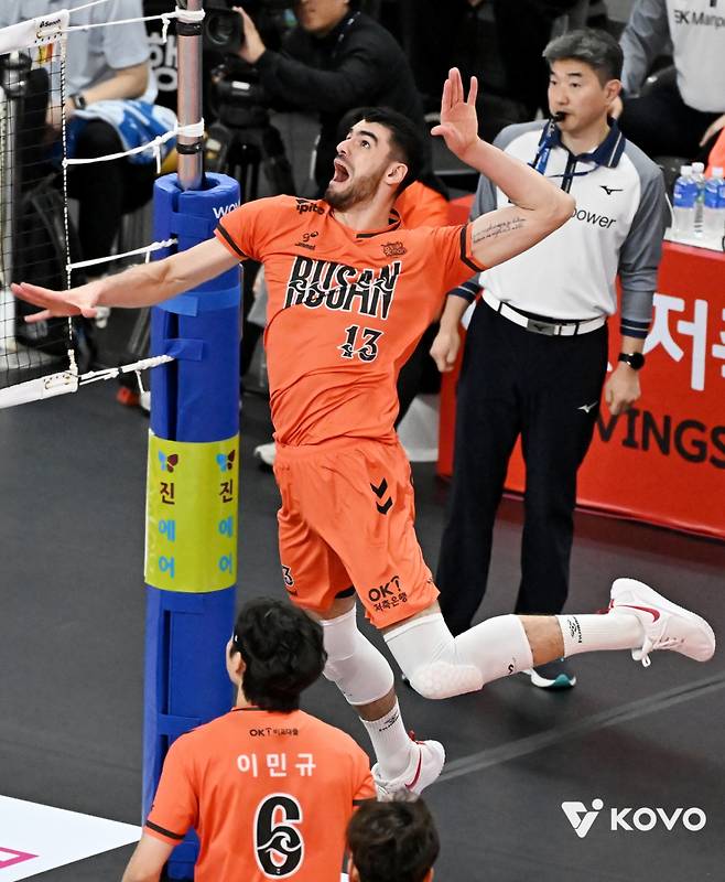 OK저축은행 디미트로프가 9일 부산강서실내체육관에서 열린 진에어 2025~2026 프로배구 V-리그 남자부 대한항공전에서 공격을 시도하고 있다. /사진=한국배구연맹(KOVO) 제공