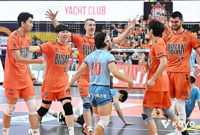 OK저축은행 선수들이 9일 부산강서실내체육관에서 열린 진에어 2025~2026 프로배구 V-리그 남자부 대한항공전에서 득점에 성공한 뒤 기뻐하고 있다. /사진=한국배구연맹(KOVO) 제공