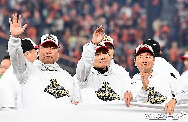 31일 오후 대전한화생명볼파크에서 열린 '2025 신한 SOL Bank KBO 한국시리즈' LG 트윈스와 한화 이글스의 경기, LG가 선발투수 톨허스트의 7이닝 1실점 완벽투에 힘입어 4:1의 스코어로 승리하며 시리즈 전적 4승1패로 통합우승을 이뤘다. 경기 종료 후 LG 차명석 단장, 염경엽 감독, 김인석 대표이사가 관중석을 향해 인사하고 있다. 엑스포츠뉴스 DB