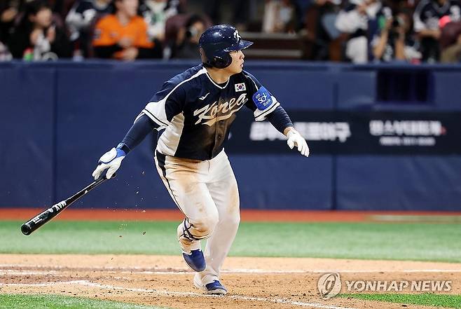 문현빈, 만루 찬스 2타점 적시타 폭발 (서울=연합뉴스) 이동해 기자 = 9일 오후 서울 구로구 고척스카이돔에서 열린 '2025 네이버 K-BASEBALL 시리즈' 대한민국과 체코의 평가전.
6회초 2사 만루 찬스 때 문현빈이 2타점 적시타를 때리고 있다. 2025.11.9 eastsea@yna.co.kr