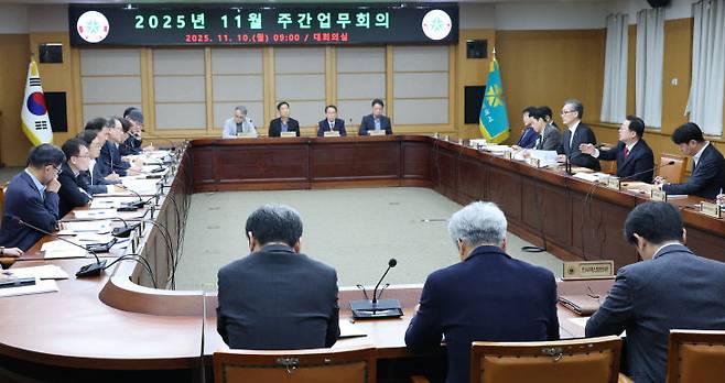 이장우 대전시장은 10일 주재한 주간업무회의에서 한화 불꽃축제 개최의 안전대책과 고향사랑기부제 답례품 확대, 예산 효율화 등을 지시했다. 사진제공은 대전시