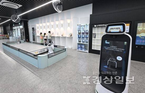 ▲ '책담' 곳곳에 로봇 등 ICT가 활용되고 있다.