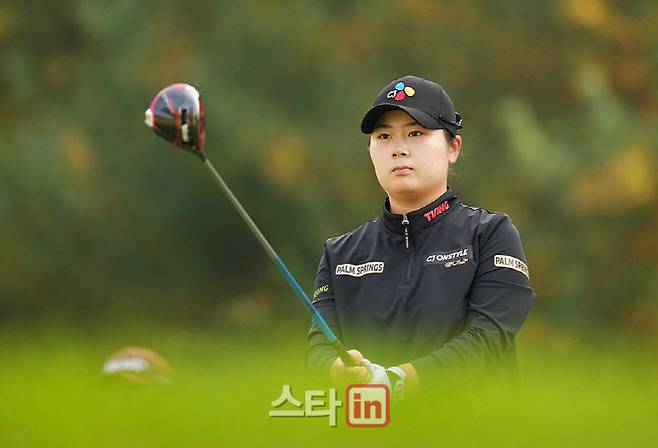 2025시즌 KLPGA 투어 상금왕을 차지한 홍정민이 7일 경기도 파주시 서원힐스 컨트리클럽에서 열린 KLPGA 투어 대보하우스디 챔피언십 1라운드 5번홀에서 티샷을 준비하고 있다. (사진=이데일리 골프in 조원범 기자)