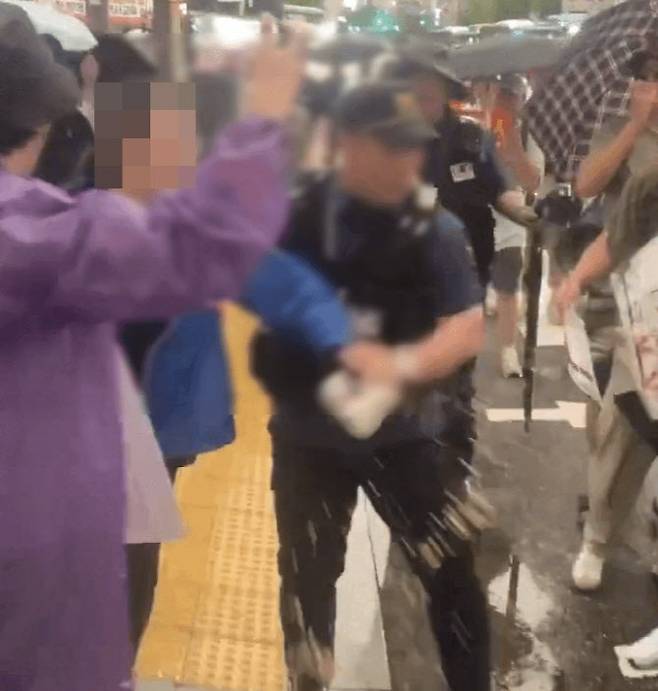 한 여성이 반중 시위대에 커피를 뿌렸다. (사진=사회관계망서비스)