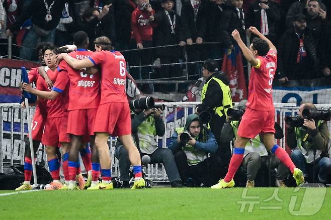 이강인(왼쪽)이 10일(한국시간) 열린 2025-26 프랑스 리그1 리옹전에서 후반 50분 결승 골을 도와 PSG의 3-2 승리를 견인했다. ⓒ AFP=뉴스1