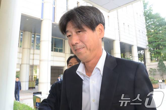 대장동 개발 비리 의혹 사건에 연루돼 특정경제범죄 가중처벌법상 배임 등 혐의로 기소된 남욱 변호사가 31일 서울 서초구 서울중앙지방법원에서 열린 1심 선고공판에 출석하고 있다. (공동취재) 2025.10.31/뉴스1 ⓒ News1 이광호 기자