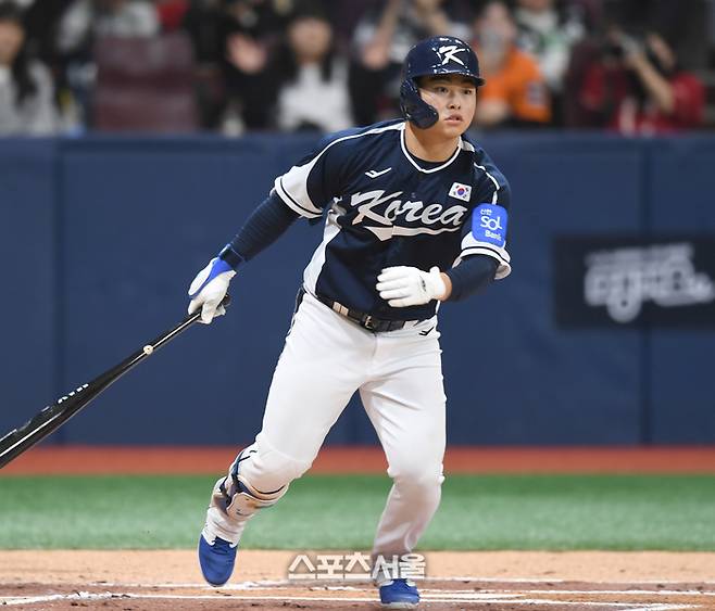 문현빈이 9일 서울 고척 스카이돔에서 열린 ‘2025 K-베이스볼 시리즈’ 체코와 2차전 경기 2회초 1사 내야땅볼을 치고 있다. 고척 | 최승섭기자 thunder@sportsseoul.com