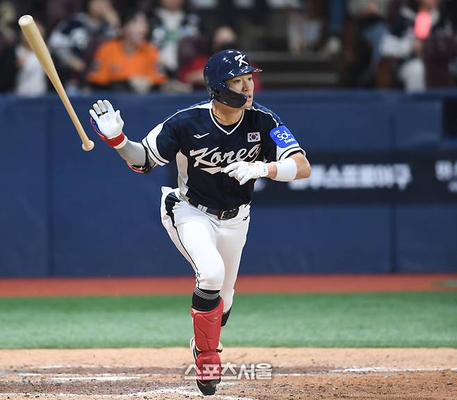 박해민이 9일 서울 고척 스카이돔에서 열린 ‘2025 K-베이스볼 시리즈’ 체코와 2차전 경기 9회초 2사1,2루 타구를 바라보고 있다. 우익수 플라이 아웃. 고척 | 최승섭기자 thunder@sportsseoul.com