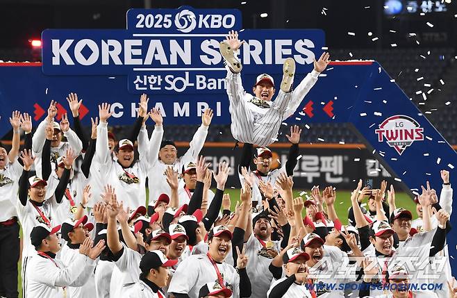 31일 대전 한화생명볼파크에서 열린 LG와 한화의 한국시리즈 5차전. LG가 4대1로 승리하며 시리즈 전적 4승 1패로 우승을 차지했다. 선수들이 염경엽 감독을 헹가래 치고 있다. 대전=정재근 기자 cjg@sportschosun.com/2025.10.31/