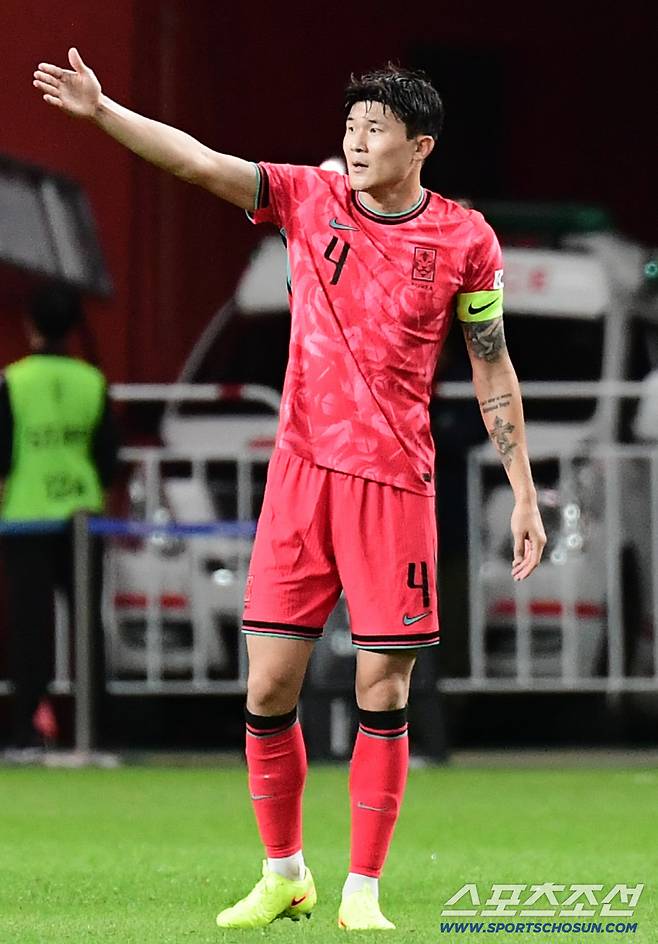 14일 서울월드컵경기장에서 열린 축구대표팀과 파라과이의 평가전. 후반전 주장 완장을 차고 경기에 나선 김민재. 상암=송정헌 기자songs@sportschosun.com/2025.10.14/
