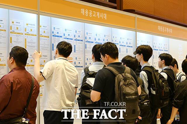 고용노동부가 10일 발표한 '2025년 10월 고용행정 통계로 본 노동시장 동향'에 따르면 고용보험 상시가입자 수는 1568만7000명으로 전년 동월대비 19만7000명(1.3%) 증가했다./더팩트 DB