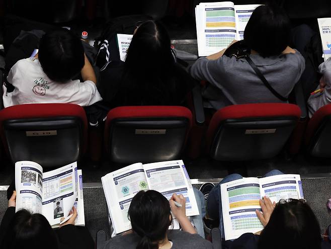 지난달 서울시교육청이 주최한 ‘고 1, 2 진로·진학 설명회’에서 학부모들이 설명을 듣고 있다. /뉴스1