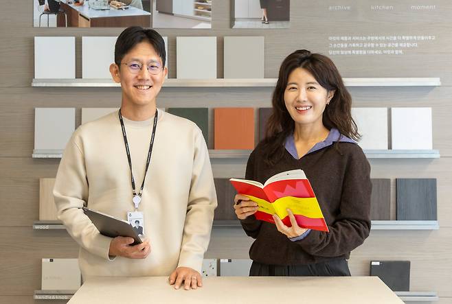 2025년 10월 15일 서울 강남구 도산대로 아파트멘터리 사무실. 윤소연(오른쪽), 김준영 아파트멘터리 공동 대표. /김지호 기자