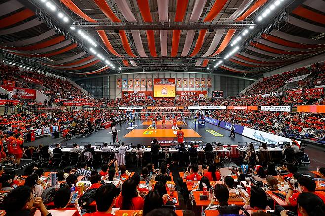 OK저축은행이 9일 부산에서 첫 홈 개막전을 치르는 모습 /OK저축은행