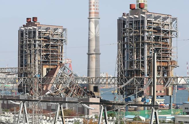 지난 9일 울산 남구 한국동서발전 울산화력발전소 보일러 타워 붕괴 현장에서 구조물이 무너져 있는 모습. /뉴스1