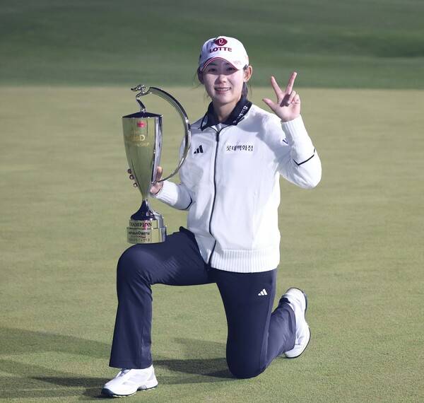 한국여자프로골프(KLPGA) 투어 2025시즌 최종전 대보 하우스디 챔피언십 연장전 끝에 우승을 차지한 황유민 프로가 우승 트로피를 들고 기념 촬영하는 모습이다. 사진제공=KLPGA (사진을 무단으로 사용하지 마십시오.)