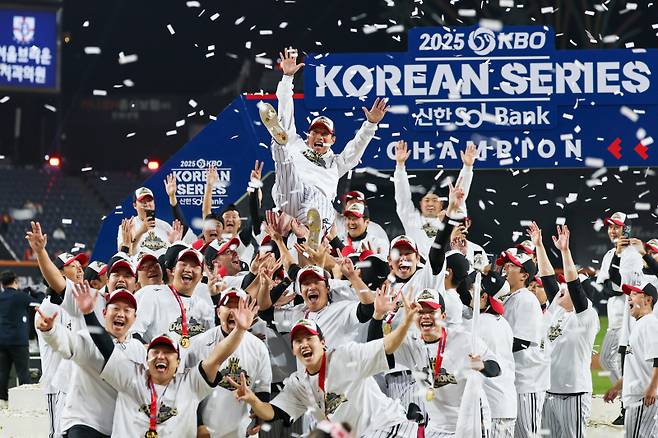 <yonhap photo-5791=""> 염경엽 감독 헹가래 치는 LG 트윈스 선수들 (대전=연합뉴스) 서대연 기자 = 31일 대전한화생명볼파크에서 열린 2025 프로야구 KBO리그 포스트시즌 한국시리즈 시상식에서 통합 우승을 차지한 LG 트윈스 선수들이 염경엽 감독을 헹가래 치며 기뻐하고 있다. 2025.10.31 dwise@yna.co.kr/2025-10-31 22:25:14/ <저작권자 ⓒ 1980-2025 ㈜연합뉴스. 무단 전재 재배포 금지, AI 학습 및 활용 금지></yonhap>