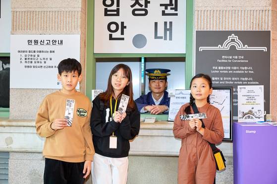 예전 호남선 열차 여객 운임표, 안내판 등 옛 서울역을 떠올리게 재현한 매표소 창구에서 포즈를 취한 이주호·박서현·장이안(왼쪽부터) 학생기자.