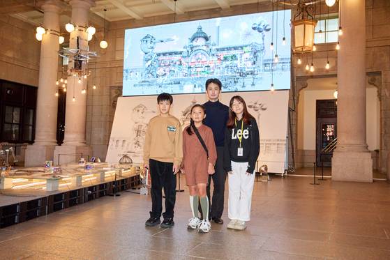 이동훈(뒷줄) 큐레이터와 중앙홀에 전시된 작품 ‘서울역, 100년의 얼굴’을 살펴본 이주호·장이안·박서현(왼쪽부터) 학생기자.