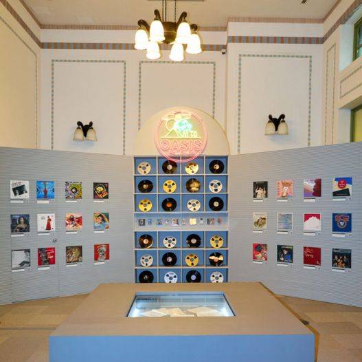 서울역을 주제로 재구성한 음악을 들을 수 있는 오아시스레코드 코너.