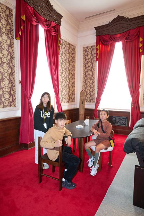 고급 인테리어로 꾸며진 옛 서울역사 귀빈실과 귀빈 예비실은 현대 가구·패션 전시가 펼쳐져 일종의 포토존이 됐다.