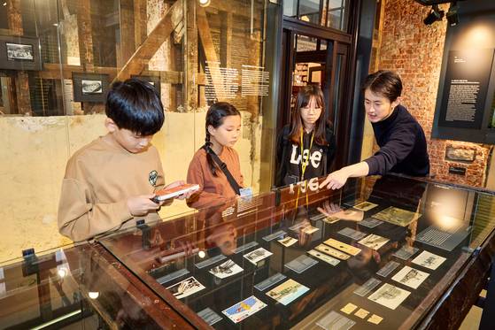 과거 이발소·화장실이었던 공간은 서울역사 복원 과정을 보여주는 복원전시실이 됐다.