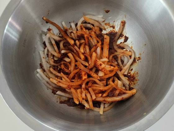 양념 재료를 섞어 10분 정도 불린 뒤 무를 넣어 버무린다. 굴은 먹기 직전에 넣어야 식감을 유지할 수 있다. 사진 신혜원