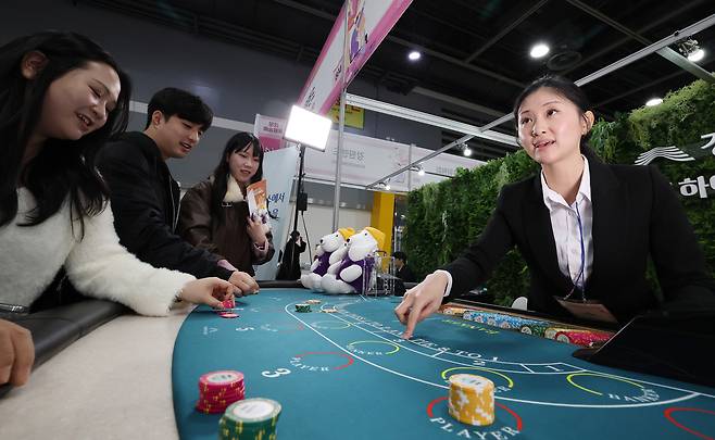 지난 1월 14일 서울 서초구 양재 aT센터에서 열린 2025 공공기관 채용박람회에서 구직자들이 강원랜드 부스에서 카지노를 체험하고 있다. 뉴스1
