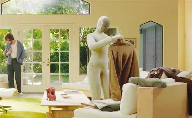 1X테크놀로지스의 가정용 휴머노이드 네오가 옷을 정리하고 있다. /1X테크놀로지스 제공