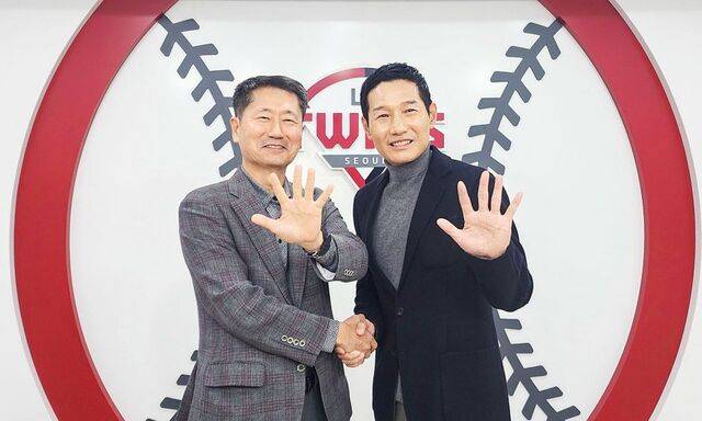 염경엽(오른쪽) LG 트윈스 감독이 9일 역대 최고액으로 구단과 재계약한 뒤 김인석 LG스포츠 대표이사와 악수를 하며 다섯 번째 우승을 뜻하는 손가락 5개를 펴보이고 있다. LG 트윈스 제공