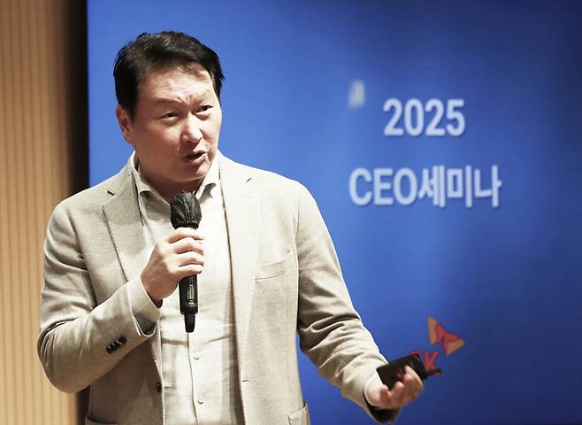 최태원 SK 회장이 지난 6일부터 8일까지 경기 이천 SKMS연구소에서 열린 '2025 SK그룹 CEO세미나'에서 클로징 멘트를 하고 있다. /사진 제공=SK그룹
