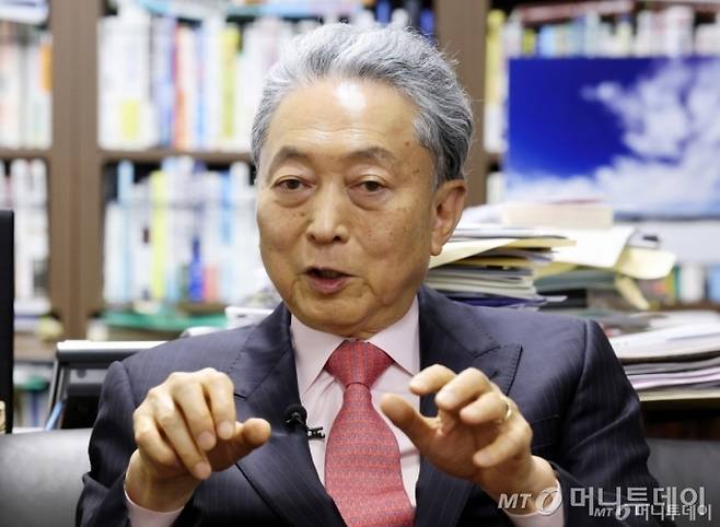 지난 5일 일본 도쿄도 치요다구 나가타초 주젠빌딩 사무실에서 하토야마 유키오 전 일본총리가 백용호 머니투데이 상임고문(글로벌코리아인사이츠 이사장)의 질문에 답하고 있다./사진=(도쿄) 김창현 기자 chmt@