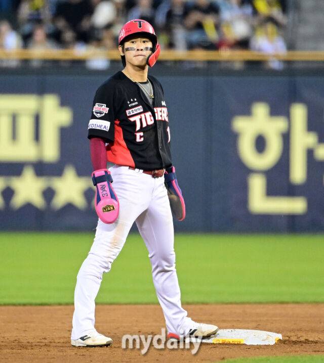 2025년 6월 5일 오후 서울 잠실구장에서 진행된 '2025 신한 SOL뱅크 KBO 리그' KIA 타이거즈와 두산 베어스의 경기. KIA 박찬호가 5회초 1사 1루서 최원준의 안타 때 2루 베이스를 밟고 더그아웃의 사인을 보고 있다./마이데일리