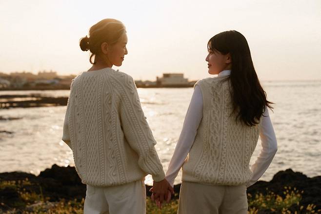 한림수직 니트류는 한림수직을 기억하는 중장년층뿐 아니라 따뜻하고 편안한 할머니 스타일, 이른바 ‘그랜마 코어’ 트렌드를 좇는 젊은 층의 관심을 받고 있다. 한림수직