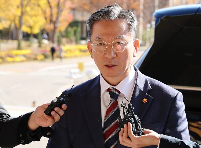 정성호 법무부 장관이 11월10일 정부과천청사 법무부로 출근하며 검찰의 '대장동 항소 포기' 결정과 관련한 입장을 밝히고 있다. ⓒ연합뉴스