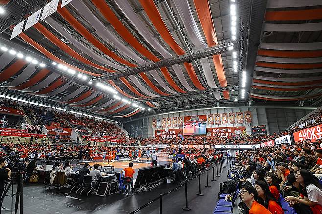 부산으로 연고를 이전한 OK저축은행의 홈 개막전이 열린 9일 부산 강서실내체육관. /사진=OK저축은행 배구단 제공