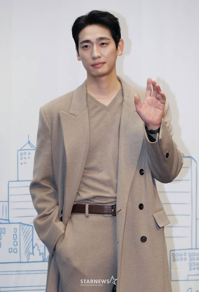 배우 윤박이 10일 오후 서울 마포구 상암동 스탠포드호텔에서 진행된 TV조선 월화드라마 '다음생은 없으니까' 제작발표회에 참석해 포즈를 취하고 있다. 매일 같은 하루, 육아 전쟁과 쳇바퀴 같은 직장 생활에 지쳐가는, 마흔하나 세 친구의 더 나은 '완생'을 위한 좌충우돌 코믹 성장기 드라마 '다음생은 없으니까'는 오늘(10일) 첫 방송된다. /2025.11.10 /사진=이동훈 photoguy@