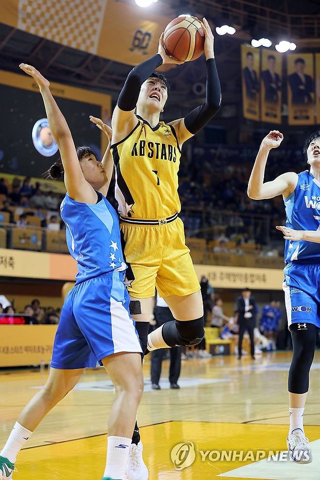 슛 시도하는 KB 박지수 (청주=연합뉴스) 천경환 기자 = 24일 충북 청주체육관에서 열린 우리은행 우리WON 2023∼2024여자프로농구 챔피언결정전에서 KB 박지수가 슛을 시도하고 있다. 2024.3.24 kw@yna.co.kr