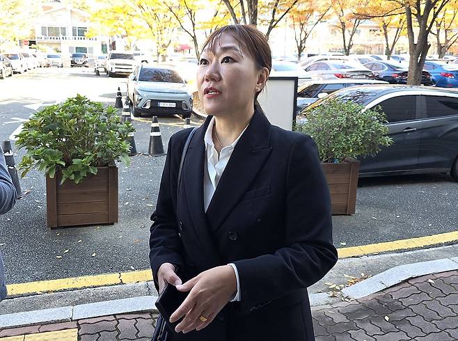 '명태균 의혹' 폭로 강혜경 증인 출석 (창원=연합뉴스) 이준영 기자 = 지난해 '정치 브로커' 명태균 씨 관련 의혹을 폭로했던 국민의힘 김영선 전 의원의 회계책임자 강혜경 씨가 10일 창원지법에 김 전 의원과 명씨 정치자금법 위반 사건 증인으로 출석하고 있다. 2025.11.10 ljy@yna.co.kr