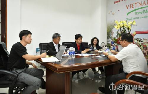 ◇최문순 군수를 비롯한 화천군 산천어축제 홍보단이 지난 10일 베트남 다낭지역 여행사를 방문해 축제 상품을 설명하고 있다.